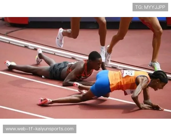 运动员花式庆祝跳翻被绊倒