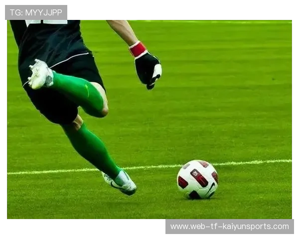 现代足球进攻中通过局部多打少制造防守空档的战术